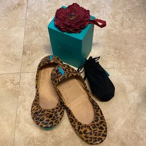 Brand new leopard Tieks, size 7, includes box, flower and black travel bag NWOT